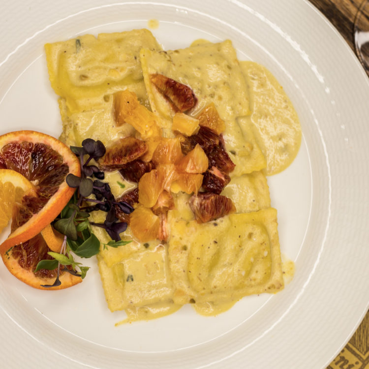 Ravioli ripieni di gorgonzola e pere con arance e pistacchi di bronte